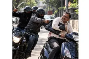 गणेशोत्सवात पुण्यात गुन्हेगारीचा थरार; सॅलसबरी पार्कमध्ये व्यावसायिकावर कोयत्याने हल्ला