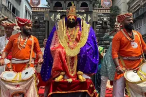 तांबडी जोगेश्वरी गणपतीच्या सोहळ्यात भक्तीचा अनोखा संगम; तुळजाभवानीचे सजीव रूप, वारकऱ्यांची उपस्थिती