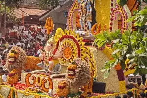भक्तीचा जल्लोष अन् ढोल-ताशांचा निनाद; मानाचा तिसरा गुरुजी तालीम गणपती मिरवणुकीत दाखल