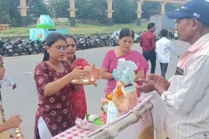 पुण्यात घरगुती गणपतींच्या विसर्जनाला सुरुवात; कृत्रिम व खुल्या हौदांवर भाविकांची मोठी गर्दी