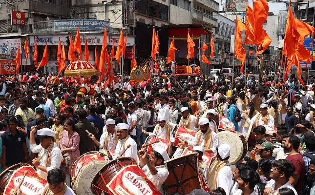 पुण्यात ३३ तासांत गणेश विसर्जन मिरवणूक पूर्ण! मानाचे गणपती व 'दगडूशेठ' हलवाईंच्या विसर्जनाची वेळ काय होती?  