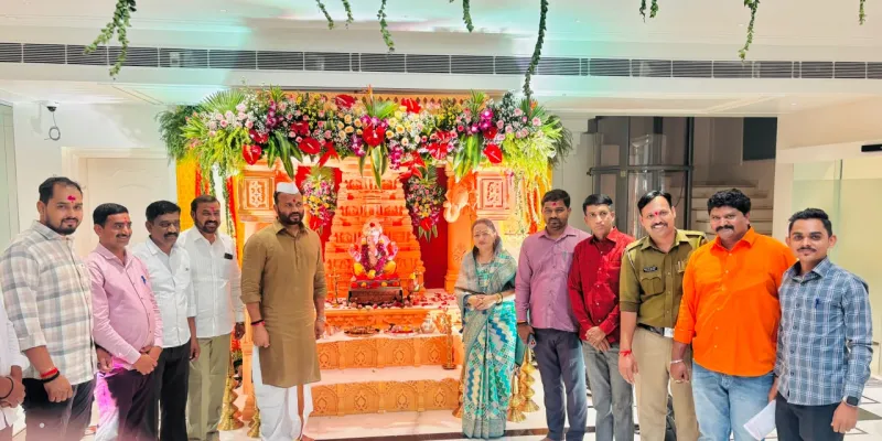 जयकुमार गोरे यांच्या दहीवडीतील निवासस्थानी बाप्पा विराजमान; सुख-समृद्धीसाठी प्रार्थना