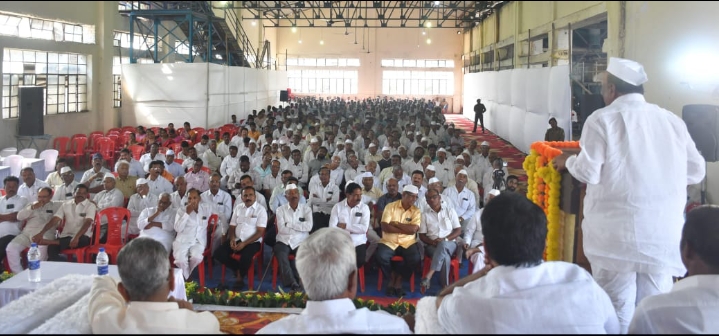 किसन वीर' च्या शेतकऱ्यांना सहकार मंदिरात बसण्याची संधी मिळाली ती फक्त नामदार मकरंद आबांमुळेच;प्रा. लक्ष्मणराव ढोबळे