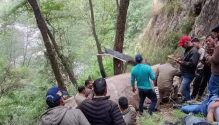 चारधाम यात्रेदरम्यान गंगोत्रीजवळ हेलिकॉप्टर कोसळलं; 5 जणांचा मृत्यू; बचावकार्य सुरु