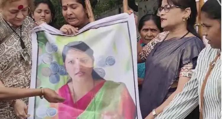 पुण्यात चाकणकर यांच्या राजीनाम्याची मागणी
