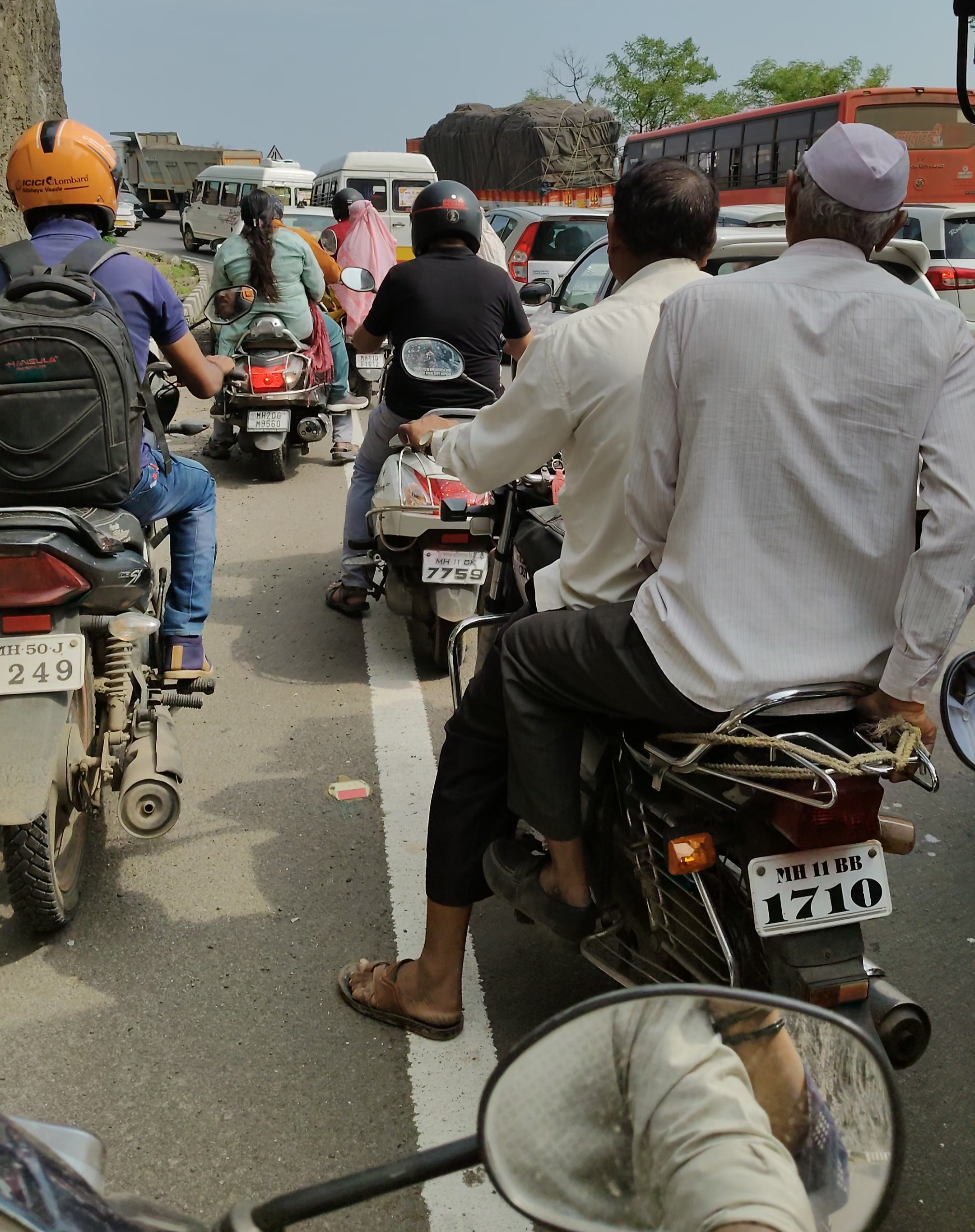 खंबाटकी घाटात ट्रक बंद पडल्याने ट्राफिक जाम