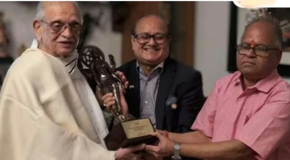 ज्येष्ठ कवी गीतकार गुलझार यांचा ज्ञानपीठने गौरव
