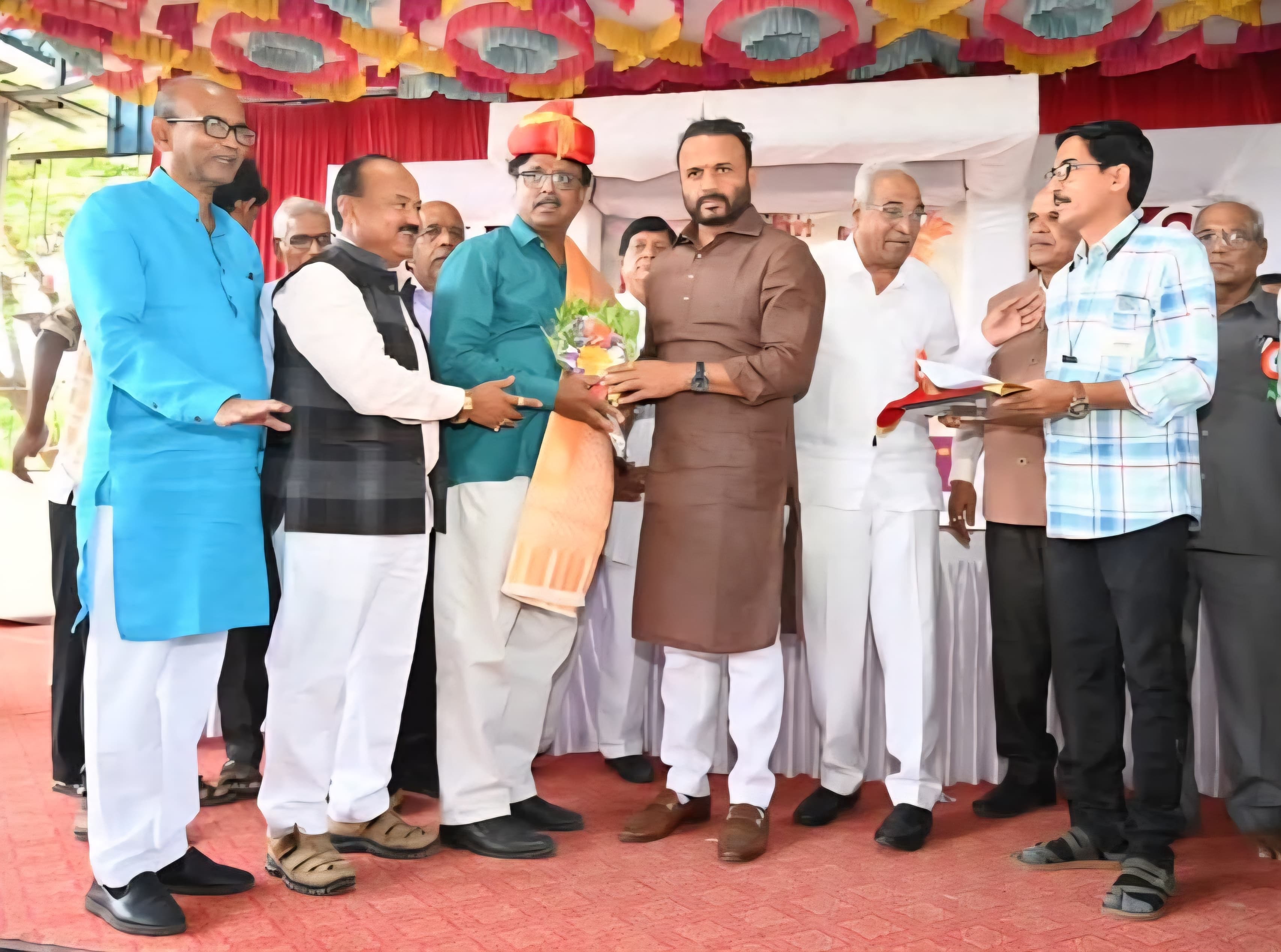 शिंपी समाजाच्यावतीने वैभव पोरे यांच्या कार्याचा गौरव