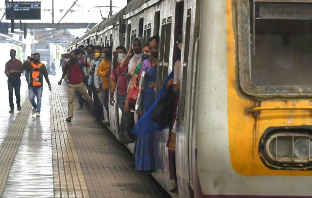 पुष्पक रेल्वेतून पडून 5 जणांचा मृत्यू 