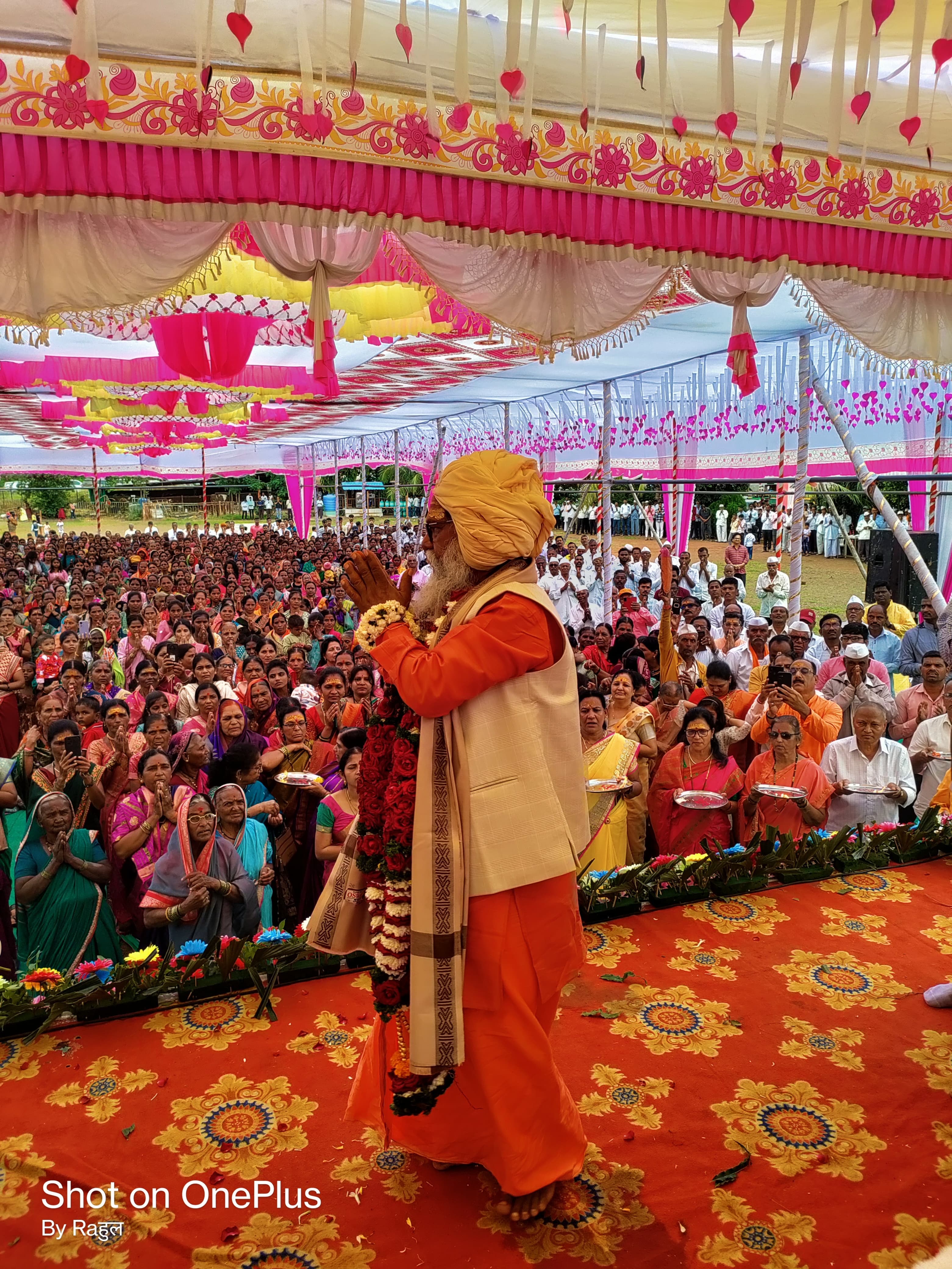 महंत शांतिगिरीजी महाराजांच्या आशीर्वादासाठी हजारोंचा जनसागर; गुरुपौर्णिमेच्या निमित्ताने मलवडीत कार्यक्रमाचे आयोजन