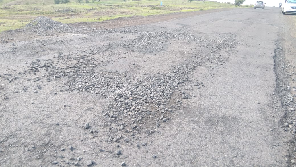 शिंगणापूर रस्त्यावरील खड्डे बुझविण्यात ठेकेदाराचा कामचुकारपणा