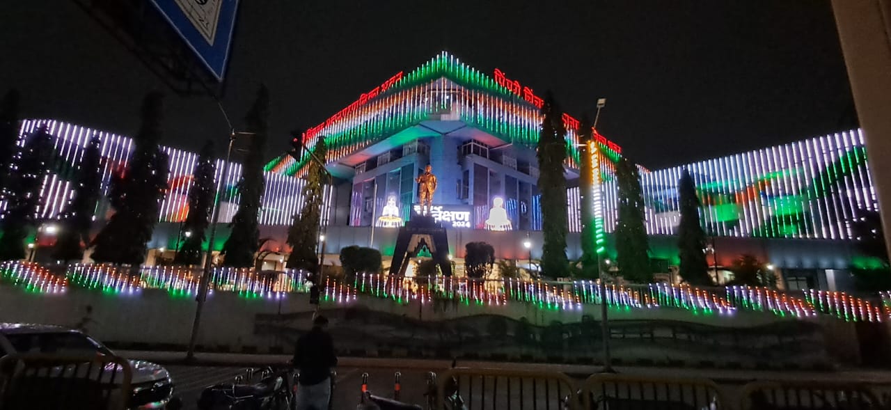 स्वातंत्र्य दिनाच्या पार्श्वभूमीवर पिंपरी चिंचवड तिरंगामय तेजात न्हाऊन निघाले