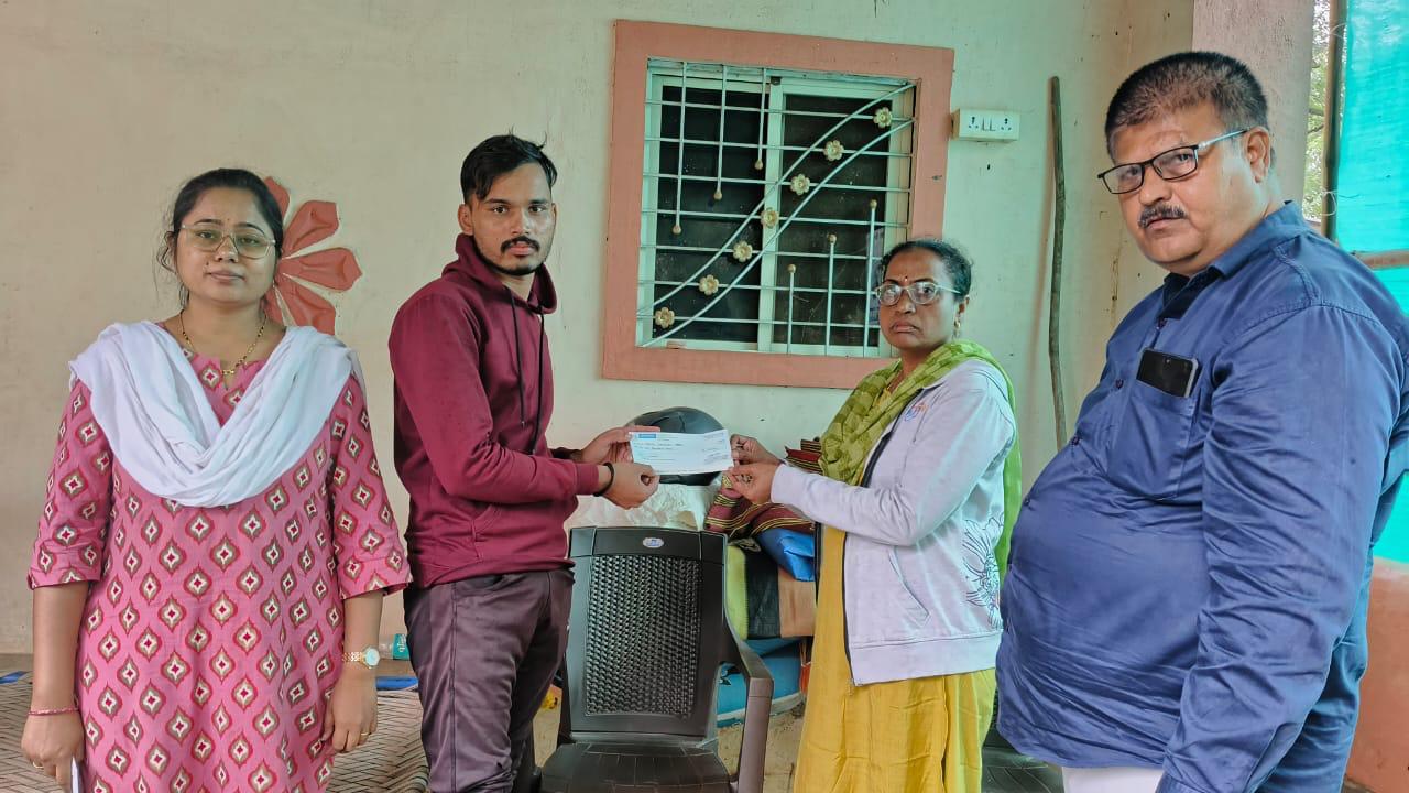 कुंडेश्वर अपघातातील कुटुंबाना उपसभापती डॉ. नीलम गोऱ्हे यांच्याकडून तत्काळ आर्थिक मदत