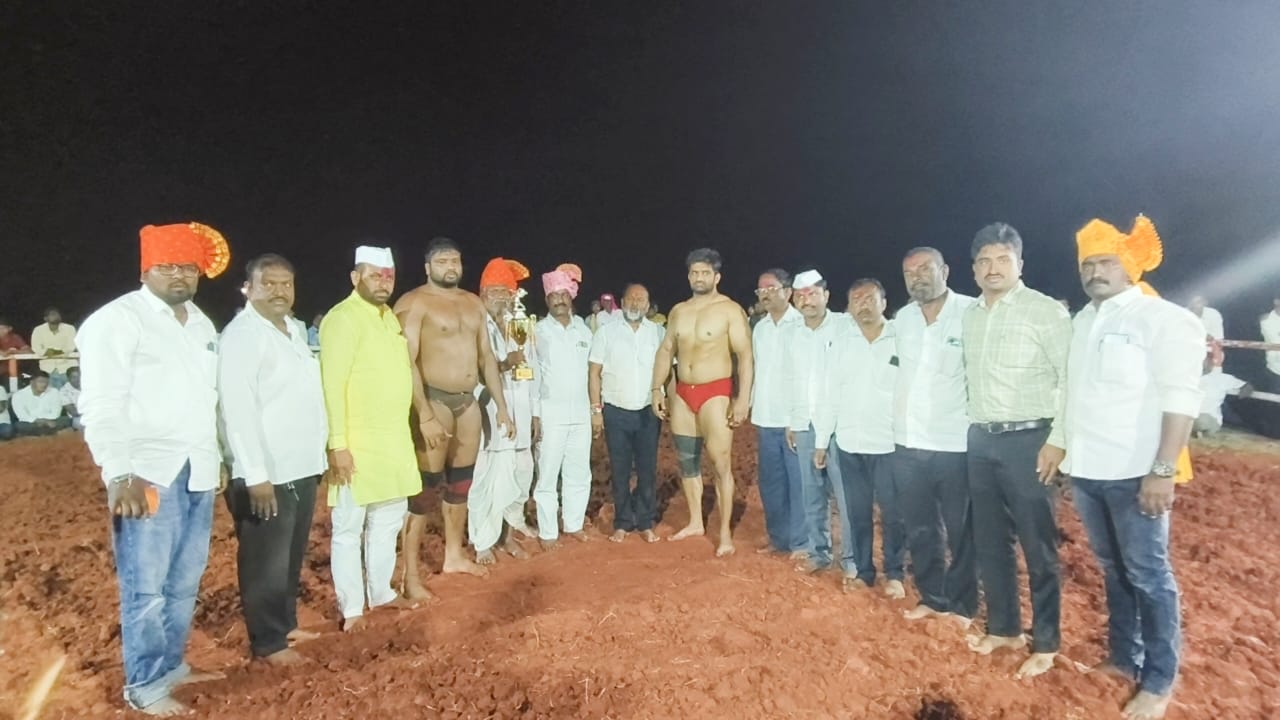 प्रकाश बनकरची जबरदस्त कामगिरी ! हरियाणाच्या कुमार केसरी मल्लांला लोळवल