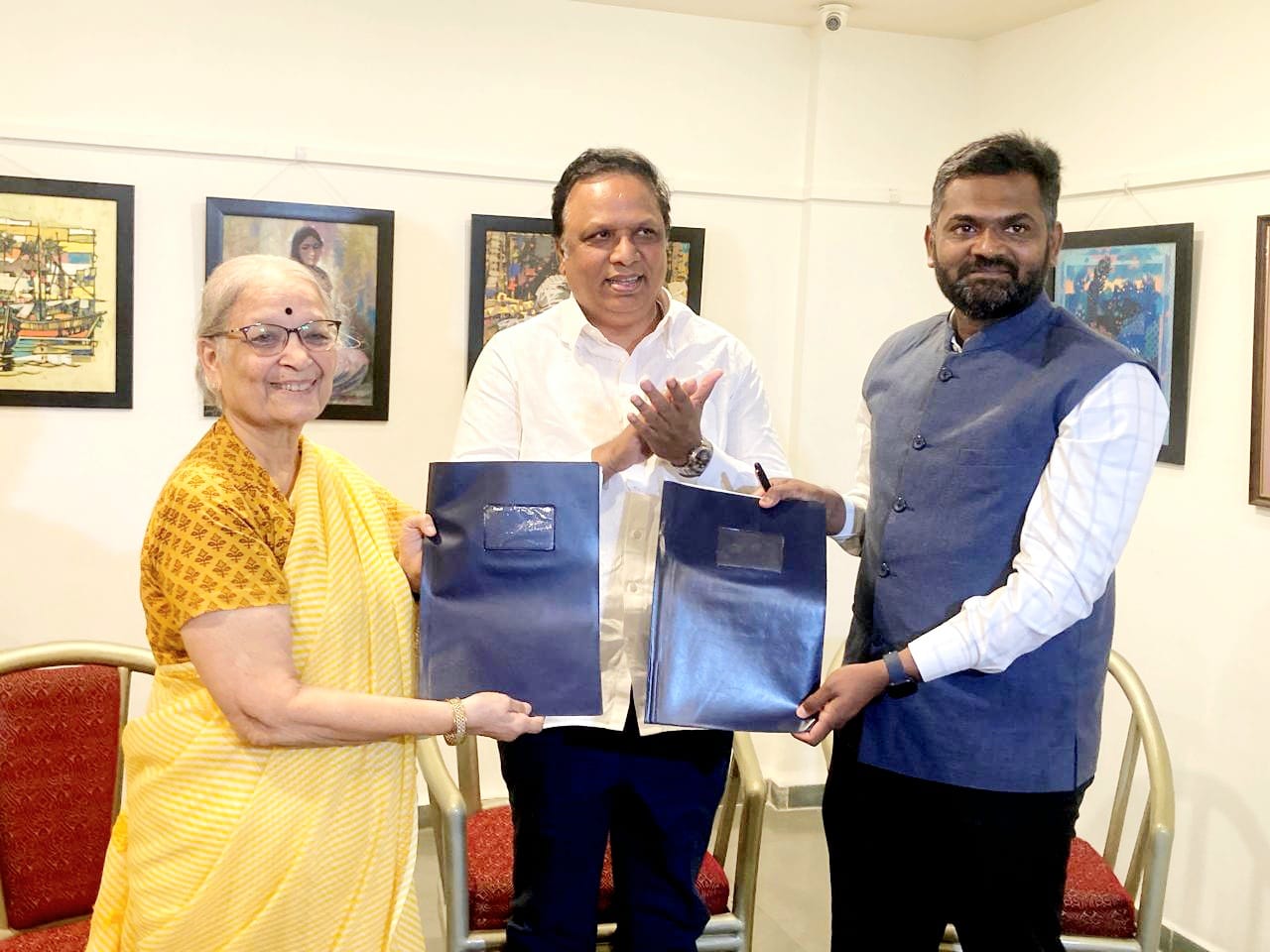 चित्रकार रवी परांजपे यांच्या कलाकृती मंत्री ॲड. आशिष शेलार यांच्या उपस्थितीत शासनाकडे सुपूर्द