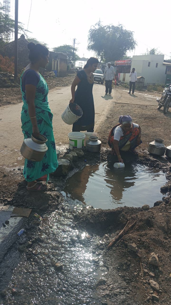 वावरहिरेकरांना फुटलेल्या पाईपलाईनचे दूषित पाणी; नागरिकांमधून ग्रामपंचायतीविरोधात  उद्रेकाची शक्यता 