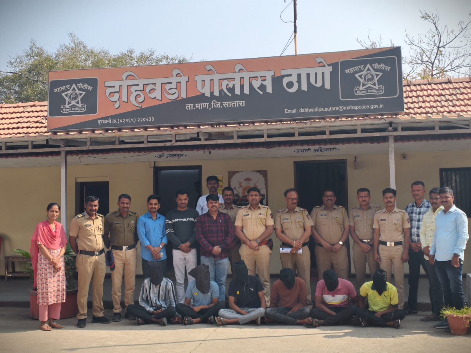 दहिवडी पोलिसांची मोठी कारवाई ; पुणे जिल्ह्यातील सराईत टोळी जेरबंद ; १३ लाखांचा मुद्देमाल जप्त