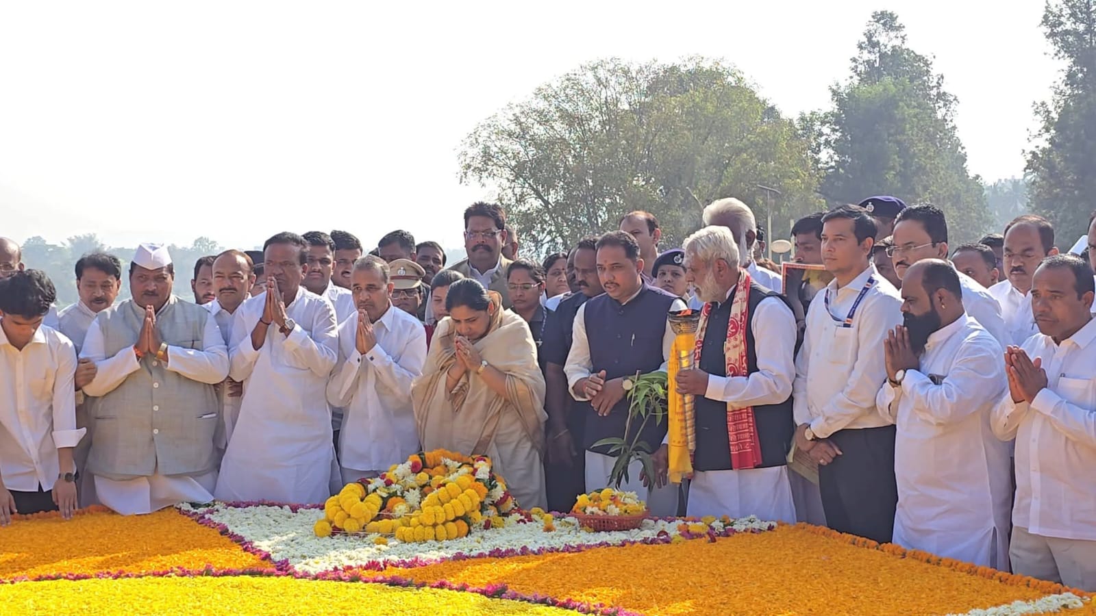 यशवंतराव चव्हाण यांच्या जयंतीनिमित्त उपमुख्यमंत्री सुनेत्रा अजित पवार यांचे अभिवादन