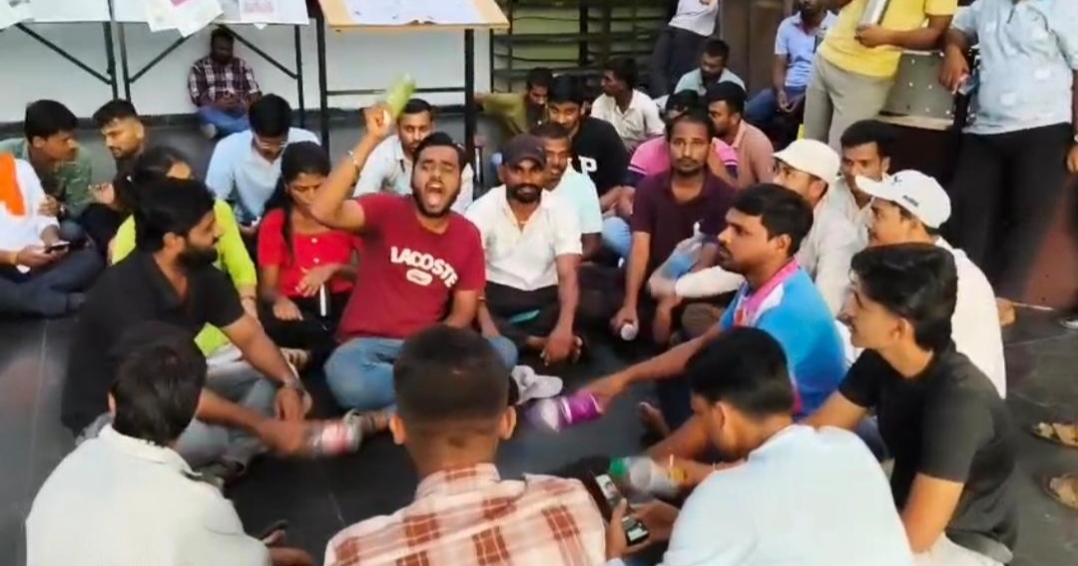 पाण्याच्या टंचाईवर विद्यार्थ्यांचा संताप; पुणे विद्यापीठात ठिय्या आंदोलन