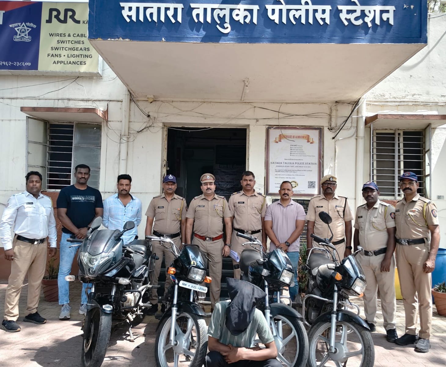 सातारा पोलिसांची मोठी कामगिरी: ४ चोरीच्या दुचाकींसह संशयित जेरबंद, ४ गुन्हे उघडकीस