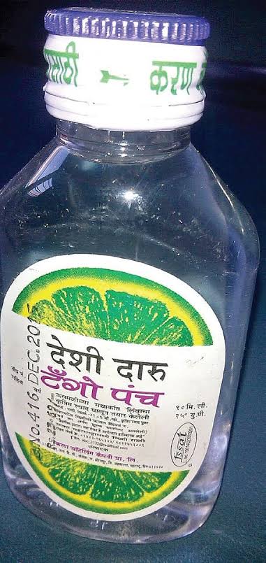 शिंगणापूरमध्ये अवैध देशी दारू विक्रीवर पोलिसांचा छापा; २१ बाटल्या जप्त, एकावर गुन्हा