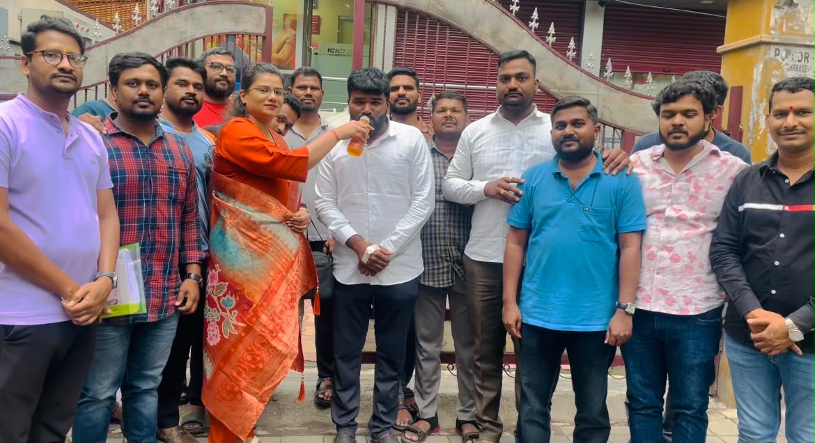 पाच दिवसानंतर डॉक्टर स्नेहा सोनकाटे यांच्या हस्ते मनोज पिंगळे यांचे  आमरण उपोषण स्थगित; एमपीएससी विद्यार्थ्यांच्या आंदोलनाला मोठे यश