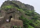 सिंहगड किल्ल्यावर धार्मिक तेढ निर्माण करण्याचा प्रयत्न; वादग्रस्त फलक लावणाऱ्या अज्ञात व्यक्तीवर गुन्हा दाखल