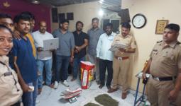 कराडमध्ये पोलिसांची मोठी कारवाई! शिवाजी स्टेडियम झोपडपट्टीत २ लाखांचा गांजा जप्त; एका महिलेसह दोघे ताब्यात