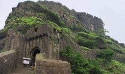 सिंहगड किल्ल्यावर धार्मिक तेढ निर्माण करण्याचा प्रयत्न; वादग्रस्त फलक लावणाऱ्या अज्ञात व्यक्तीवर गुन्हा दाखल