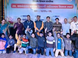 दहिवडीच्या विद्यार्थ्यांची शाहिरी पोवाड्यात 'धुरंधर' कामगिरी; जिल्हास्तरीय स्पर्धेत पटकावले यश!