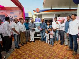 माणच्या लेकाचं नशीब चमकलं! इंडियन ऑईलच्या लकी ड्रॉमध्ये जिंकली आलिशान 'स्विफ्ट डिझायर' कार