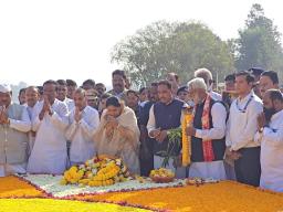 यशवंतराव चव्हाण यांच्या जयंतीनिमित्त उपमुख्यमंत्री सुनेत्रा अजित पवार यांचे अभिवादन