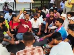 पाण्याच्या टंचाईवर विद्यार्थ्यांचा संताप; पुणे विद्यापीठात ठिय्या आंदोलन