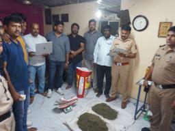 कराडमध्ये पोलिसांची मोठी कारवाई! शिवाजी स्टेडियम झोपडपट्टीत २ लाखांचा गांजा जप्त; एका महिलेसह दोघे ताब्यात