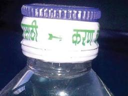 शिंगणापूरमध्ये अवैध देशी दारू विक्रीवर पोलिसांचा छापा; २१ बाटल्या जप्त, एकावर गुन्हा