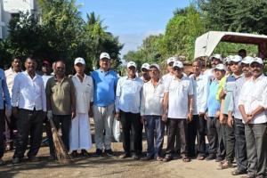 समृद्ध ग्राम चळवळीत माजी विद्यार्थ्यांची उडी; बिदाल येथे 1984 च्या दहावीच्या बॅचने केले  गाव चका चक