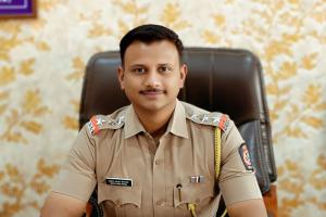 इतिहासात पहिल्यांदाच म्हसवड निवडणूक ठरली रक्तरंजित संघर्षाविना; API अक्षय सोनवणेंचे सर्वत्र कौतुक