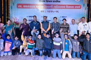 दहिवडीच्या विद्यार्थ्यांची शाहिरी पोवाड्यात 'धुरंधर' कामगिरी; जिल्हास्तरीय स्पर्धेत पटकावले यश!