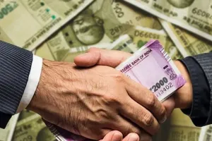 पुणे जिल्ह्यातील  तहसील कार्यालयात एजंटसह दोघांना एसीबीकडून रंगेहात अटक