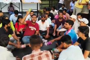 पाण्याच्या टंचाईवर विद्यार्थ्यांचा संताप; पुणे विद्यापीठात ठिय्या आंदोलन