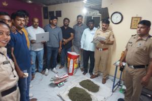 कराडमध्ये पोलिसांची मोठी कारवाई! शिवाजी स्टेडियम झोपडपट्टीत २ लाखांचा गांजा जप्त; एका महिलेसह दोघे ताब्यात