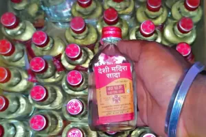 बिदालमध्ये अवैध दारूविक्रीवर पोलिसांचा छापा; तरुणाविरुद्ध गुन्हा, देशी दारूच्या १२ बाटल्या जप्त