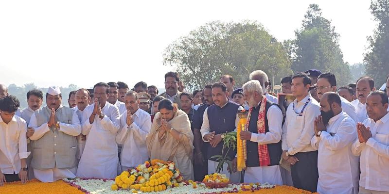 यशवंतराव चव्हाण यांच्या जयंतीनिमित्त उपमुख्यमंत्री सुनेत्रा अजित पवार यांचे अभिवादन