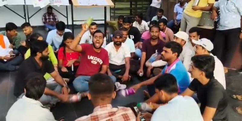 पाण्याच्या टंचाईवर विद्यार्थ्यांचा संताप; पुणे विद्यापीठात ठिय्या आंदोलन